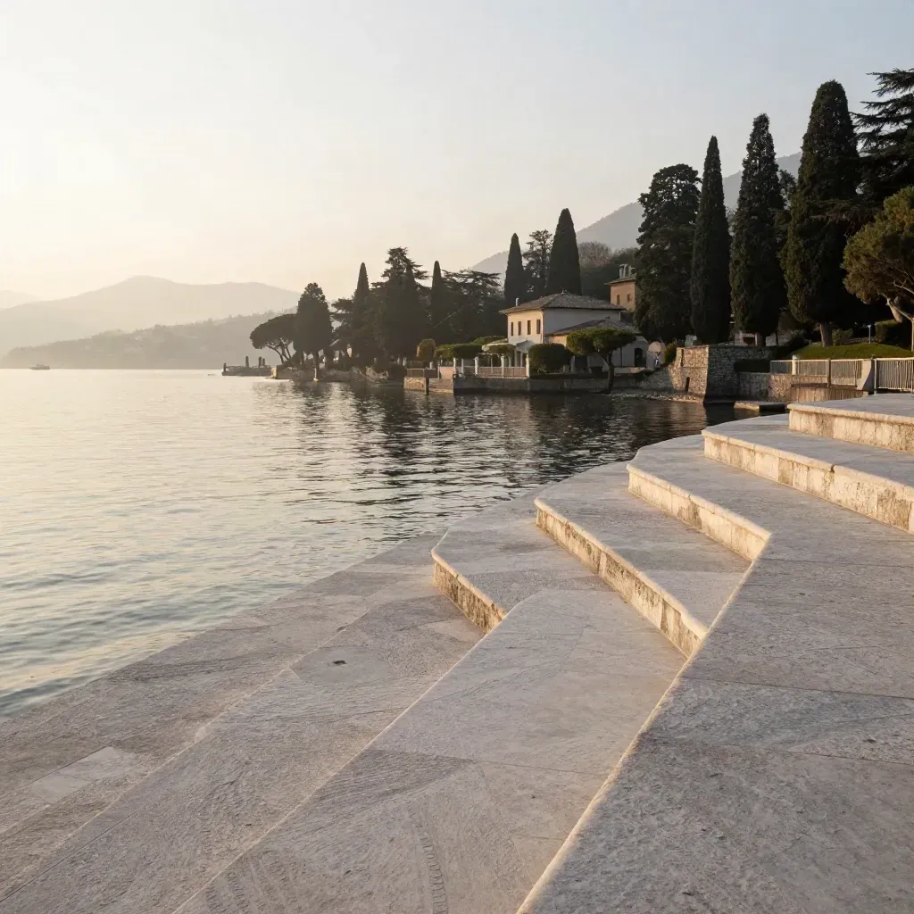 Lago di Como all’alba con terrazza in pietra e cipressi nella luce dorata