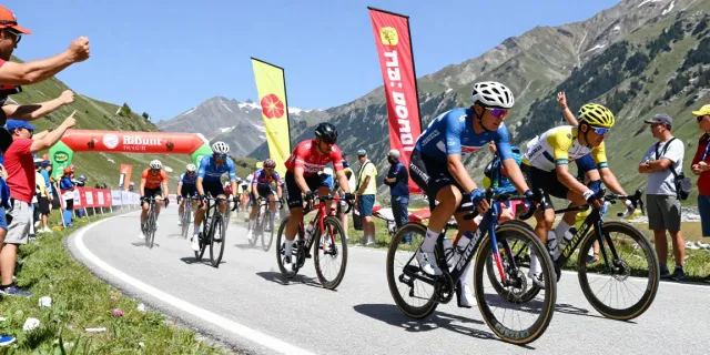 Competitivi nel mercato ciclismo: ciclisti in gara su un percorso montano.